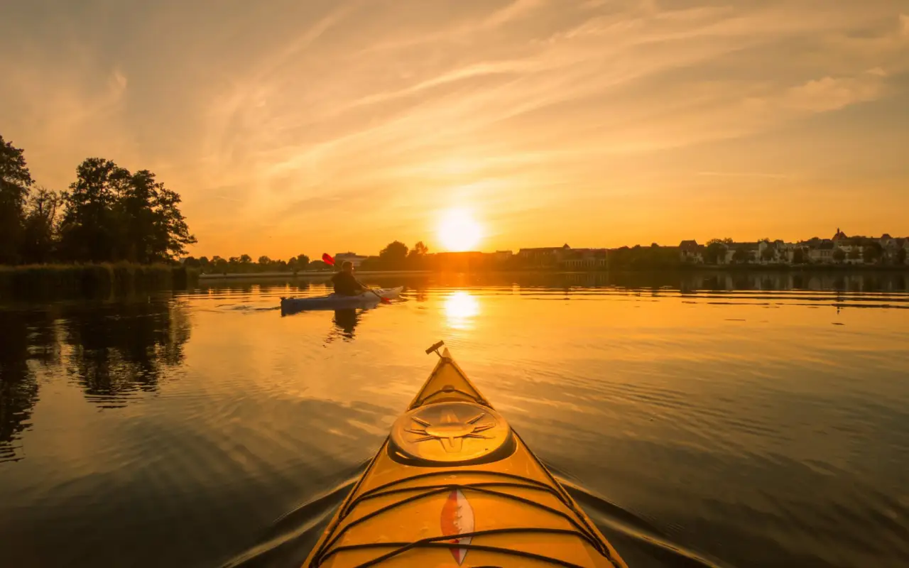 canot sur l'eau au coucher du soleil