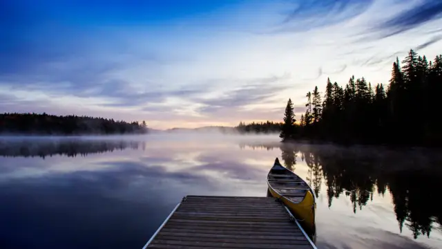 canot sur le lac