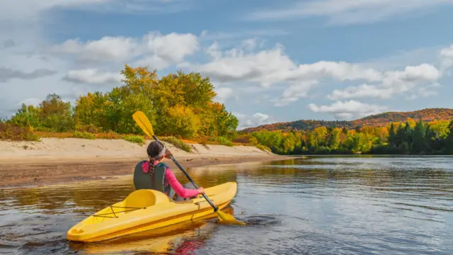fille sur un kayak sur le lac