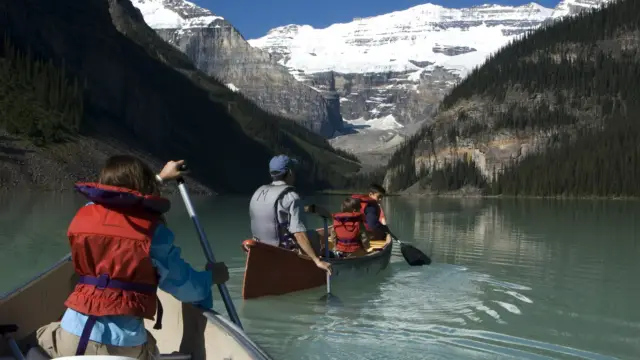 ou aller au canada Canoë sur le lac Louise au Canada