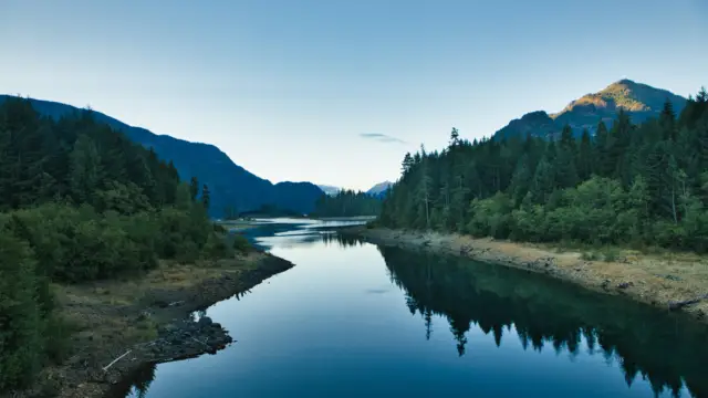 Forêt et montagnes de la Rivière Campbell à l'Île de Vancouver au Canada