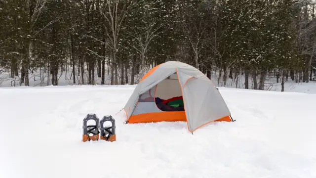Tente d'hiver comme hébergement insolite