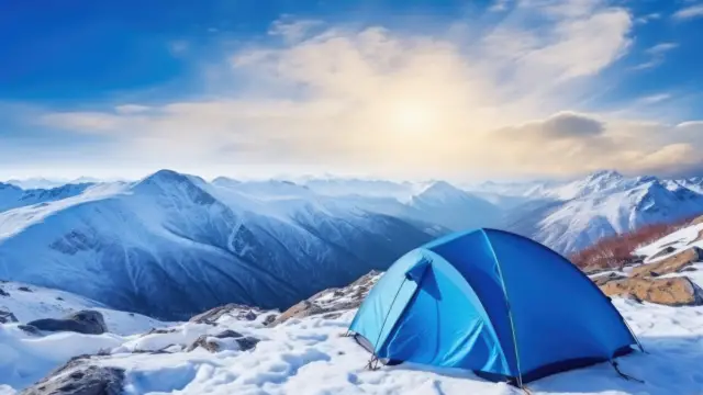 tente bleue dans un camping d'hiver comme hébergement insolite