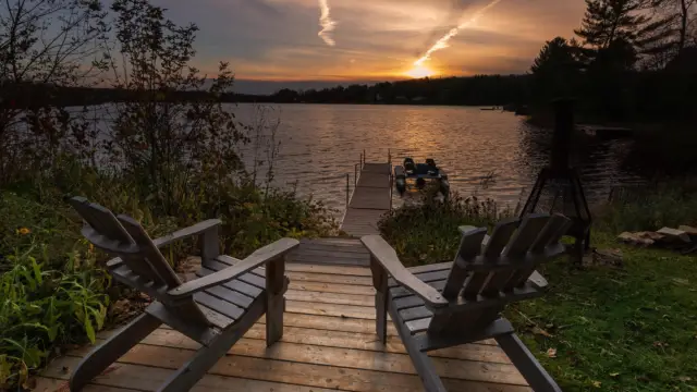 Chaises devant un lac
