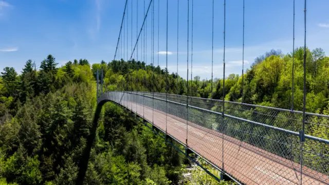 Plus long pont suspendu pedestre à Coaticook au Québec au Canada