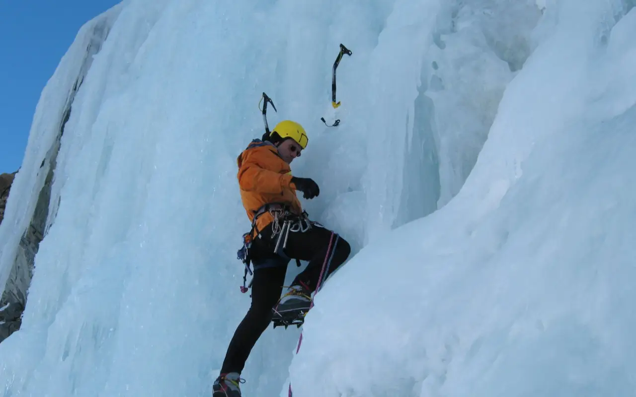 Escalade sur glace dans les rocheuses canadiennes en hiver