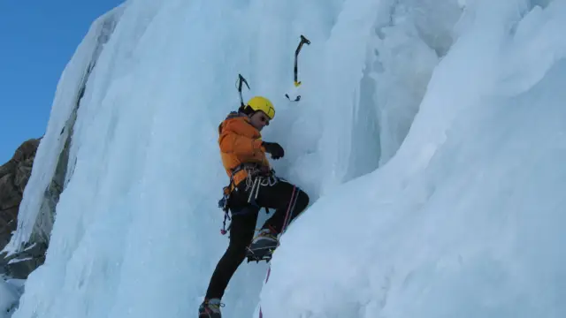 Escalade sur glace dans les rocheuses canadiennes en hiver 