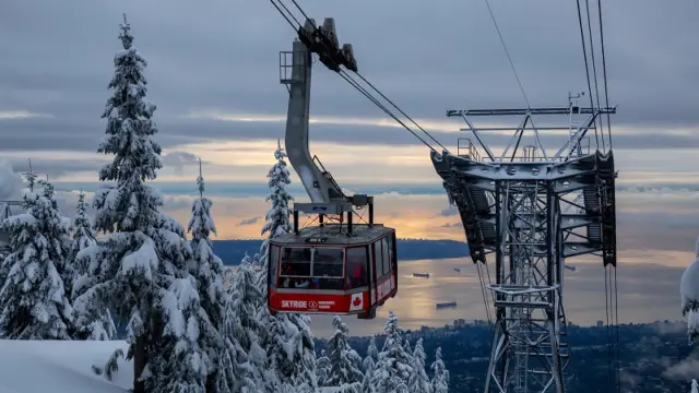 Télécabine surplombant une montagne enneigée au Canada près des rocheuses canadiennes en hiver