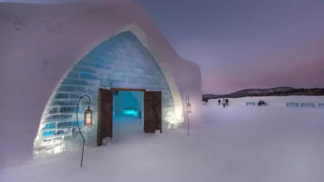 Hôtel de glace en hiver au Canada
