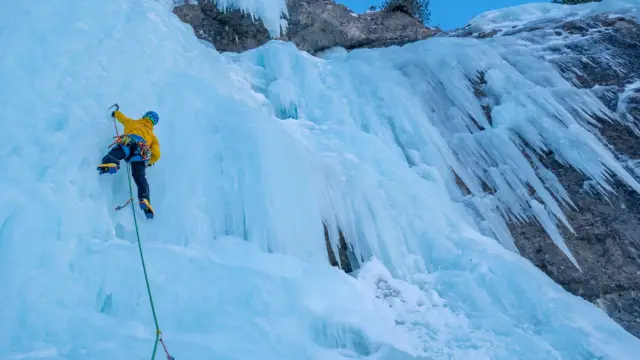 Escalade sur glace dans les rocheuses canadiennes.