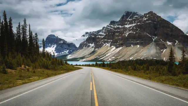 Route sur la promenade des glaciers au Canada
