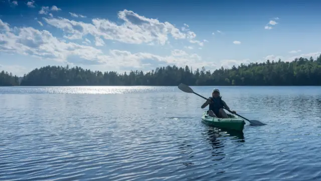 Kayak sur l'île Quadra au Canada