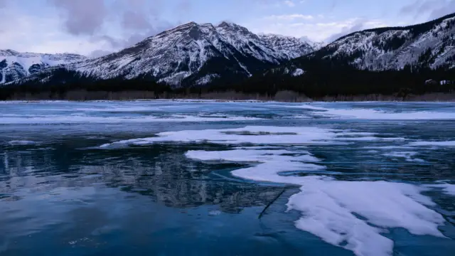 Le lac Abraham au Canada près des rocheuses canadiennes en hiver