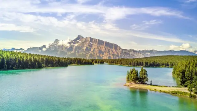 Traversée du Lac Minnewanka en mobilités douces dans l'ouest canadien
