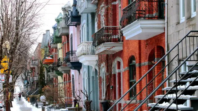 Maisons enneigées à Montréal au Canada