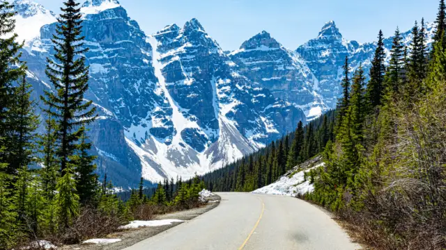 Route et montagne enneigées au Canada