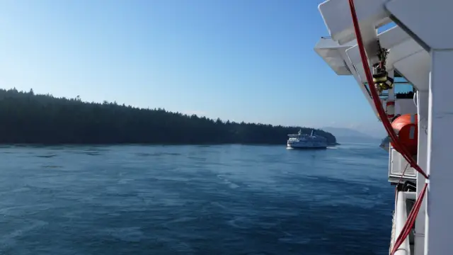 Mobilités douces en ferry sur le lac Tsawwassen dans l'ouest canadien.