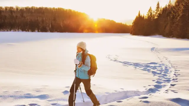 Randonnée en raquettes dans la neige