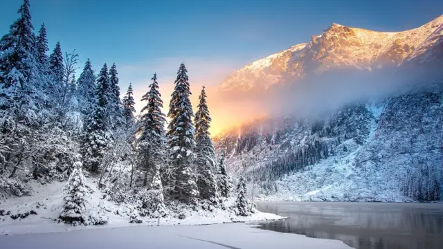 Paysage d'une montagne enneigée au levé du soleil près des rocheuses canadiennes en hiver