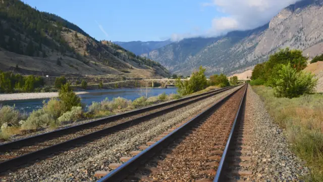 Voie de train au Canada voyage train canada est ouest the canadian train