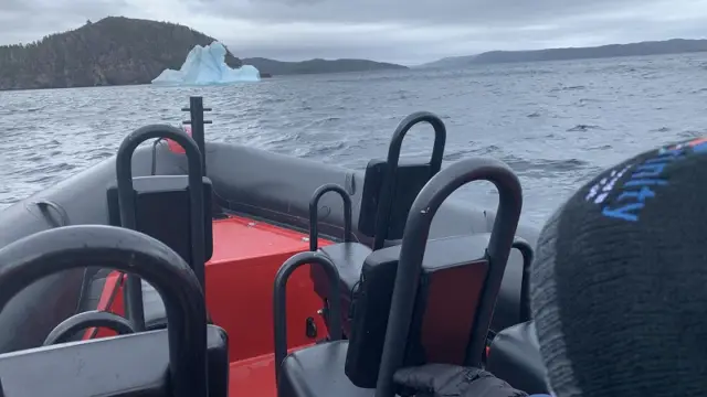 Zodiac sur la route des icebergs à Terre-Neuve au Canada