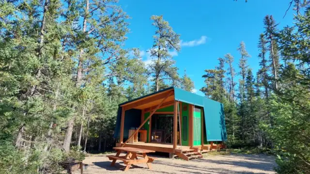 Tente prête-à-camper comme hébergement insolite au Canada