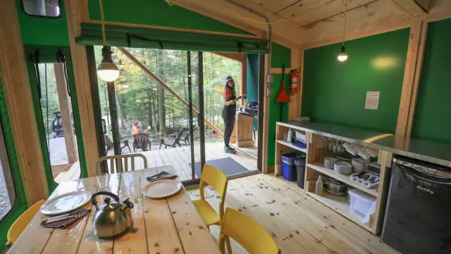 Intérieure d'une tente-prête-à-camper au Canada
