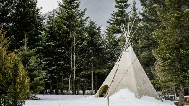 Tente tipi comme hébergement insolite hiver au canada