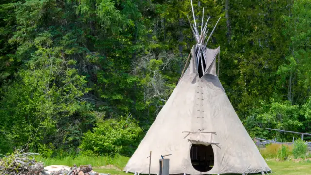 Tente tipi au canada comme hébergement insolite