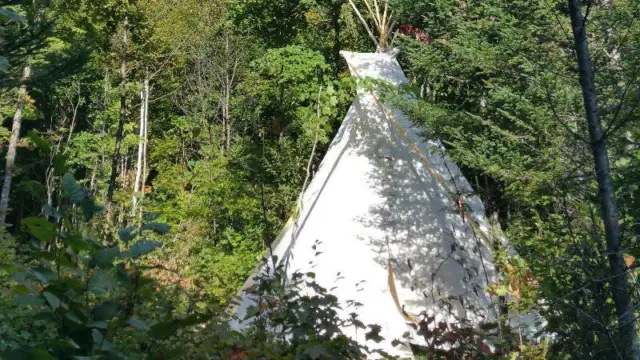 Tipi comme hébergement insolite au Canada