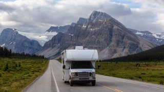 Van roulant sur une route des Rocheuses canadiennes en Alberta