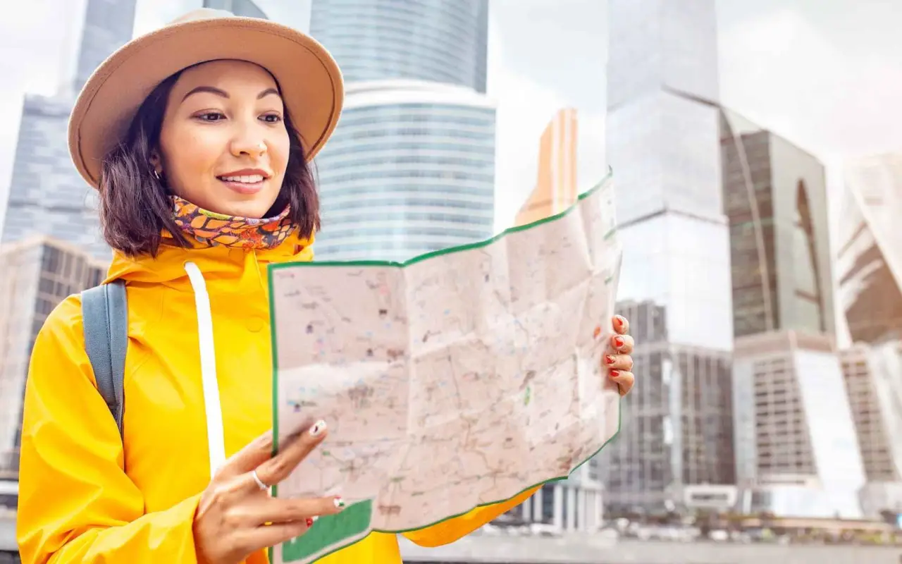 femme lisant une carte au Canada