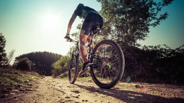 Cycliste sur un chemin de montagne au Canada